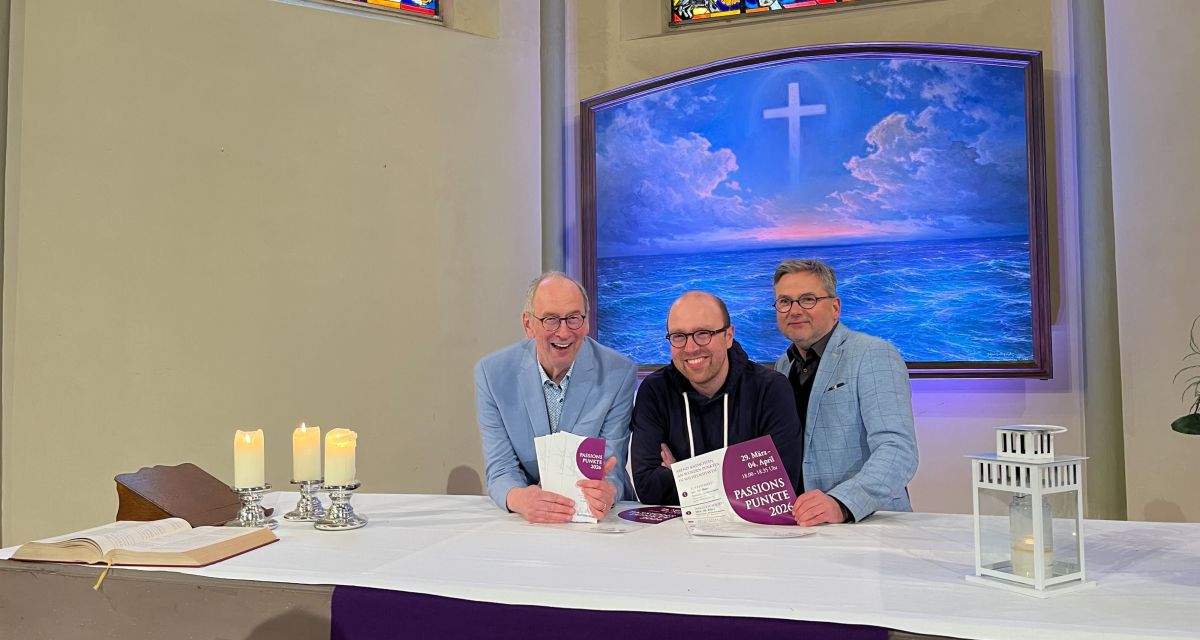 Zwischen Altar und Altarbild stehen Pastor Frank Morgenstern, Pfarrvikar Ole XY und Pastor Rainer Claus von der Havenkirche