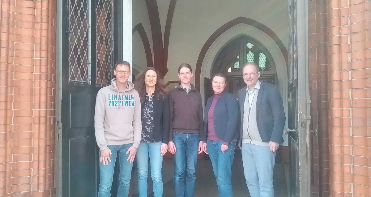 Das neue Team der evangelisch-lutherischen Kirchengemeinden Bant und Neuende in Wilhelmshaven stellt sich vor. Im Portal der Banter Kirche in Wilhelmshaven stehen von links nach rechts Stadtkantor Klaus Eldet Müller, Pfarrerin Anke Stalling, Pfarrer Henry Burow, die neue Leiterin des Mehrgenerationenhauses Mirjam Möllmann und Pfarrer Stefan Stalling. Nicht auf dem Bild zu sehen ist Pfarrerin Juliane Ost.