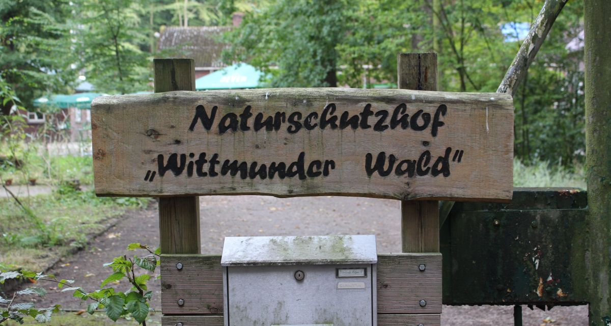 hölzernes Eingangschild zum Natuirschutzhof Wittmunder Wald 