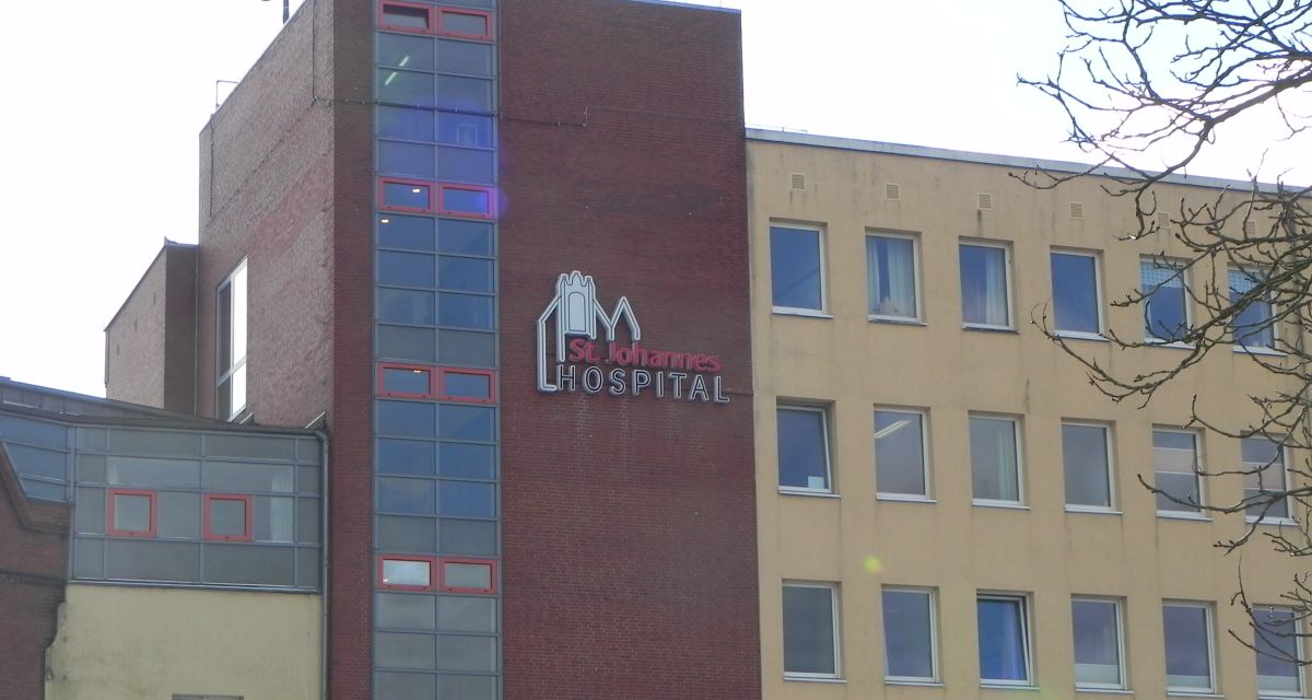 Turm des Krankenhauses mit Schriftzug