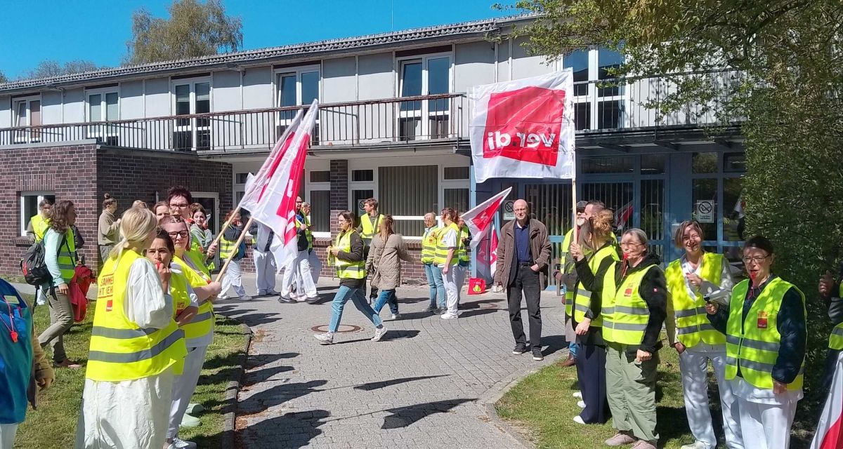 Beschäftigte des Klinikums Wilhelmshaven und Vertreter*innen der Gewerkschaft ver.di demonstrieren vor dem Vortragssaal des Klinikums, in dem der Aufsichtsrat seine Sitzung abhalten wird.