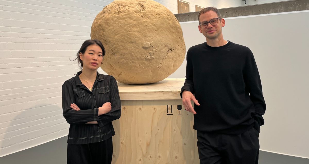 Zu sehen sind: Künstlerin Jeewi Lee und Geometriewissenschaftler Phillip C. Rainer.  mit Sandskulptur aus der Kunstausstellung 