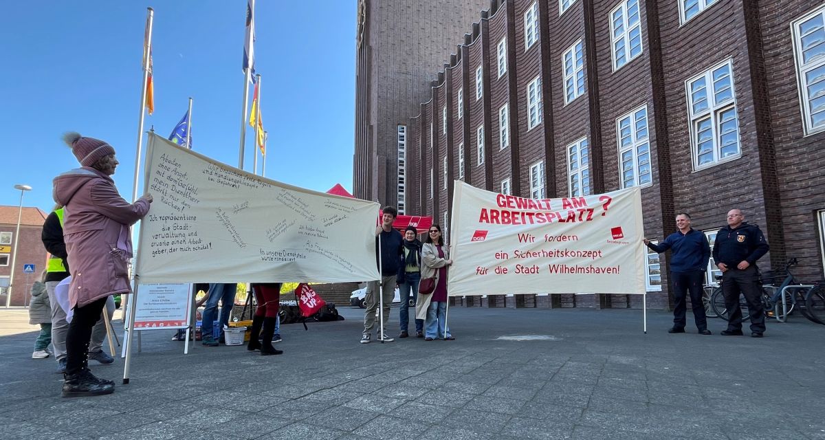 auf dem Bild zu sehen sind Mitarbeitende der Stadt Wilhelmshaven. Sie Fordern mehr Schutz vor Gewalt am Arbeitsplatz, der sie mehr und mehr ausgesetzt sind. 