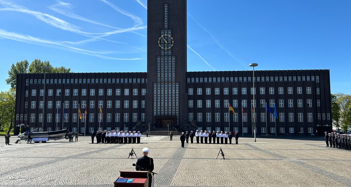 Vor dem Wilhelmshavener Ratshaus ist die Formation der Rekrut_innen des Ausbildungskompanie zu sehen.