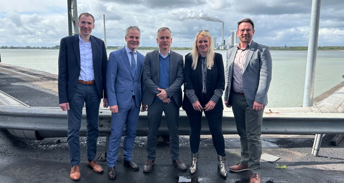 Gruppenfoto auf der Niedersachsenbrücke mit Kraftwerk im Hintergrund bei wolkigem Wetter.
v.l.n.r.: Martin Heine (IHK), Felix Jahn (IHK), matthias Schrell (Rhenus Midgard) Susann Schäfer-Biscan (EnergyHub), Yannis Fisher (Energy Hub)