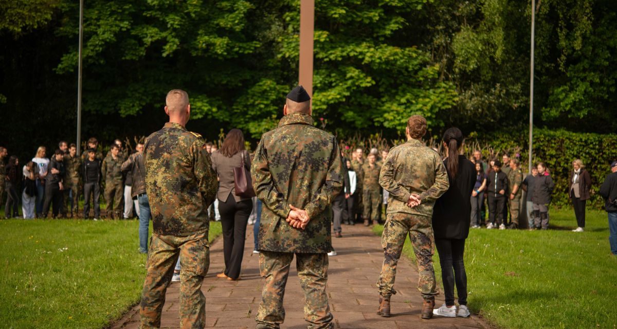 Schüler*innen der Marion Dönhoff Schule am Ehrenfriedhof für ihr Sozialpraktikum, bei dem sie Grabfürsorge betrieben haben
Soldaten im Vordergrund
