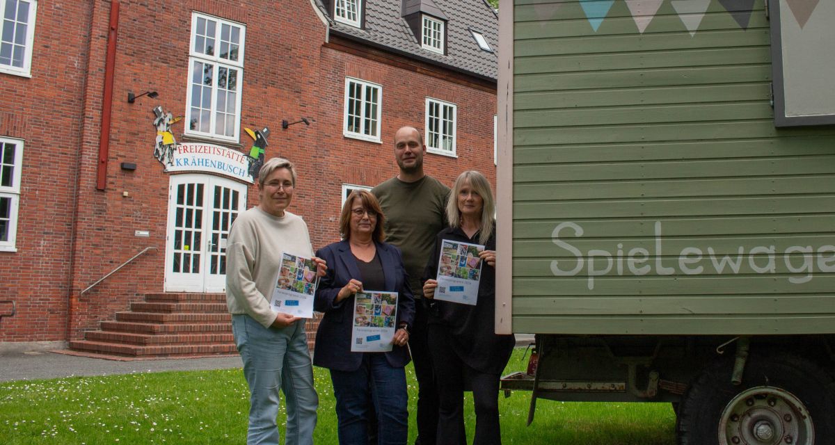 Präsentierten das Sommerferienprogramm (von links): Ulrike Luhmann (Freizeitstätte Krähenbusch und Freizeitzentrum Nord), Andrea Fröhlich (Sportbüro), Stadtjugendpfleger Jan Gerjets und Katy Zeitschel (Freizeitstätte Krähenbusch)