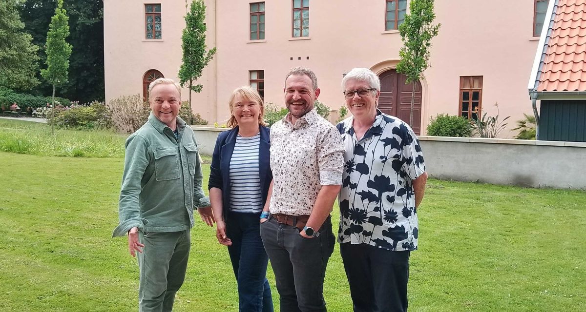 Im Schlosspark Jever wird auf die Wiedereröffnung Ende Juni eingestimmt. Von links nach rechts zu sehen: Jeffrey von Laun (Schauspieler Landesbühne Niedersachsen Nord), Dr. Antje Sander (Leiterin Schlossmuseum), Andreas Folkers (Projektleiter 