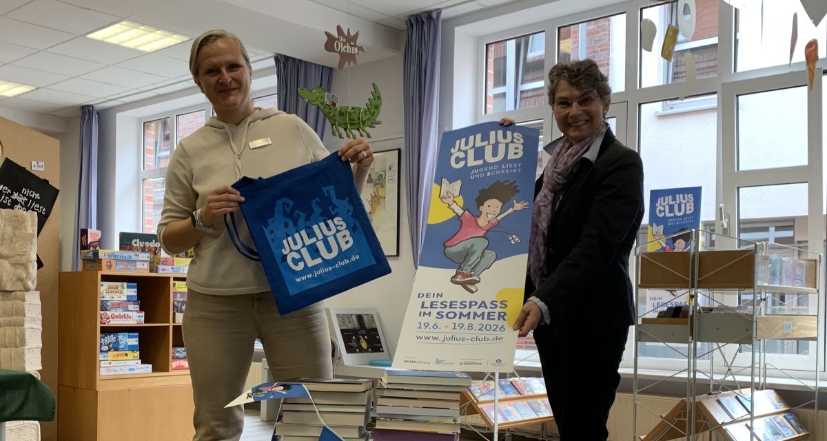 Der Sommer-Leseclub Julius-Club findet zum ersten Mal auch in Jever statt. Die 100 ausgewählten Bücher sind in der Stadtbücherei ab dem 19. Juni ausleihbar. Die Auswahl liegt hier auf dem Foto mit verdeckten Titeln präsentiert, weil die Liste erst mit dem Auftakt öffentlich bekannt wird. Zu sehen sind außerdem die Leiterin der Stadtbücherei Jever, Gudrun Kakuschke (links) und Gabriele Mesch, die Geschäftsführerin der Kulturstiftung Öffentliche (rechts).