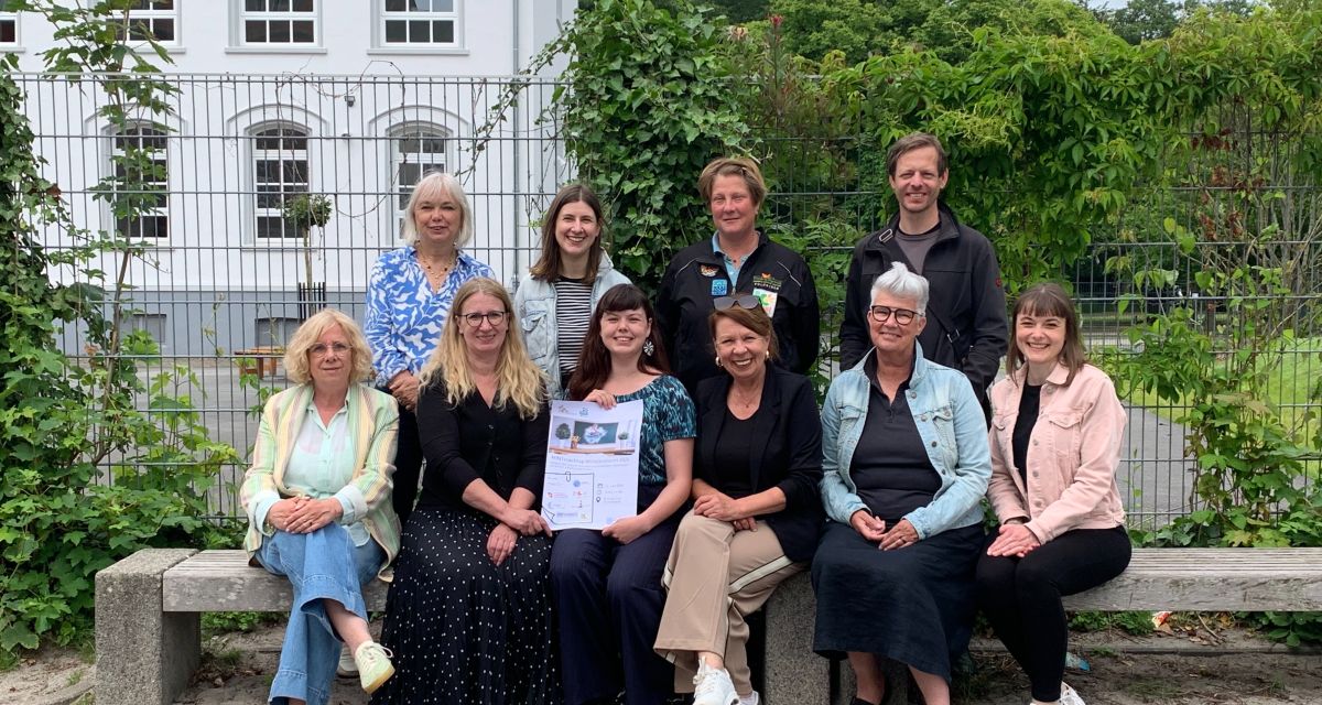 Zu sehen sind die Organisator*innen des MINTmachtages in Wilhelmshaven.
Oben (von links): Monika Wahsner (Wattenmeer Besucherzentrum), Luna Hilbers (Küstenmuseum), Kim Lorentz (grün&bunt), Christoph Legler (Lernort Technik und Natur) sowie
Vorne (von links): Anke Mauss-Stefer, Andrea Oltmanns (beide Grundschule Rheinstraße), Sina Rüssel (Universität Oldenburg), Lio Engel (Lernort Technik und Natur), Anke Theiler (IGS Wilhelmshaven) und Katharina Rübsam (Stadt Wilhelmshaven)
(nicht auf dem Bild: Elena Vetter (Neues Gymnasium Wilhelmshaven))