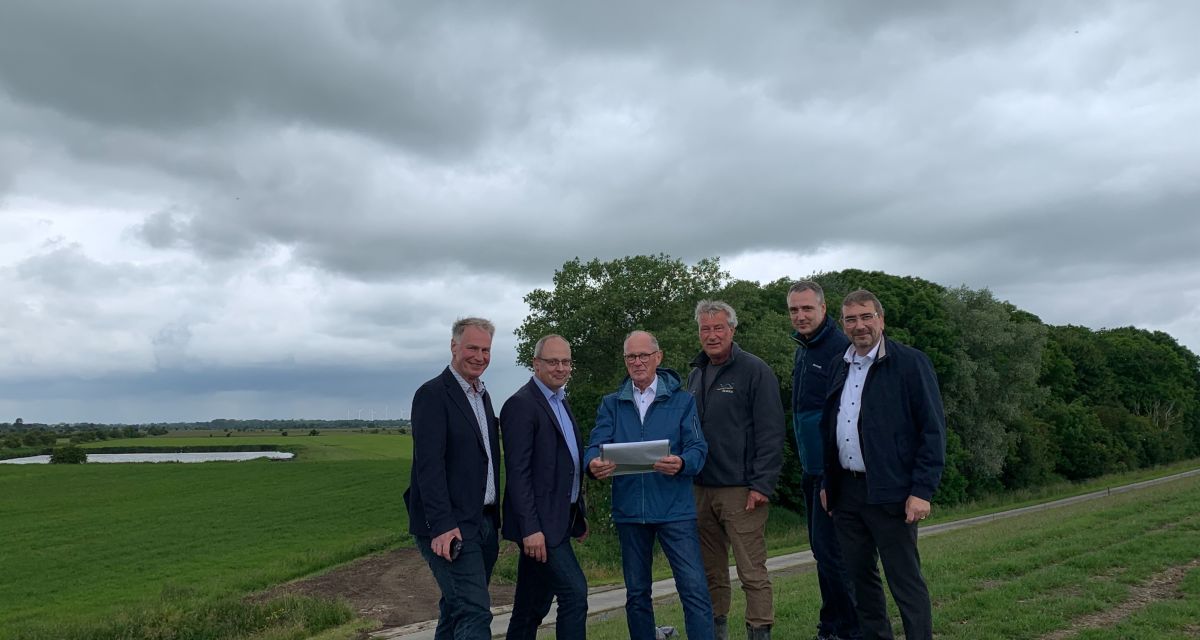 Die Deichbauarbeiten zwischen dem Vareler Hafen und Dangast beginnen. Grund ist ein Unterbestick auf dem Deichstück. Auf dem Foto sind die Verantwortlichen auf dem Deich zu sehen, im Hintergrund ist die Kleipütt zu sehen, aus der 50.000 Kubikmeter Klei für die Bauarbeiten entnommen werden.
Zu sehen (von links): Gerd-Christian Wagner (Bürgermeister der Stadt Varel), Rolf Neumann (Landkreis Friesland), Peter Aengeneyndt (Verbandsvorsteher, II. Oldenburgischer Deichband), Thorsten Wehrmann (NLWKN), Jochen Meier (Landkreis Friesland), Sven Ambrosy (Landrat Friesland).
