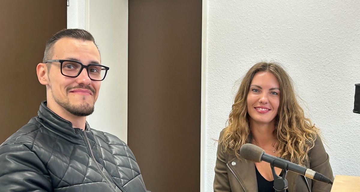 Im Rundfunkstudio sind sitzend zu sehen von Links Pflegedienstleiter Andreas Endrigkeit und Hausleiterin Jessica Hann