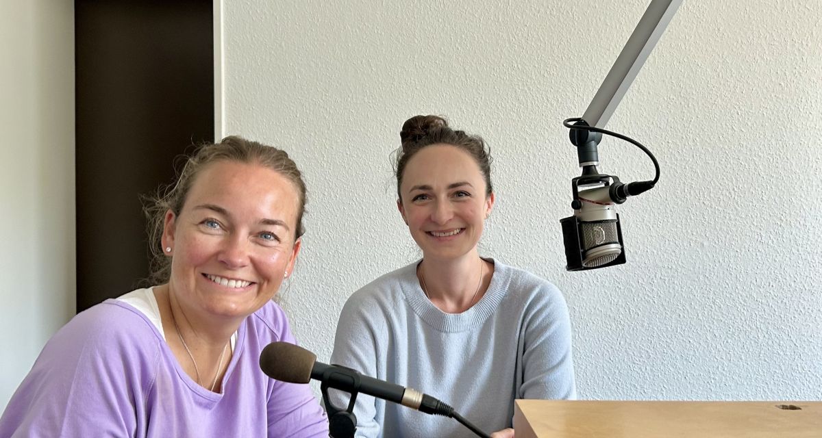 Zu sehen sind zwei Frauen sitzend im Radiostudio. Links Wiebke Endres, rechts Sabrina Satzinger (Kids4Kids)
