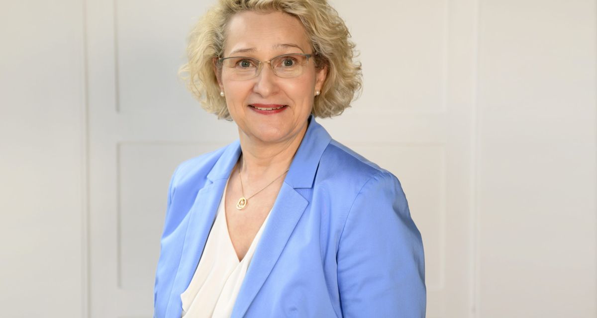 Zu sehen ist ein offizielles Brustportrait von Ute Schneider-Smietana, Vorstandssprecherin des Vereins für Innere Mission und Geschäftsführung der mission:lebenshaus, die das Friedel Orth-Hospiz betreibt.