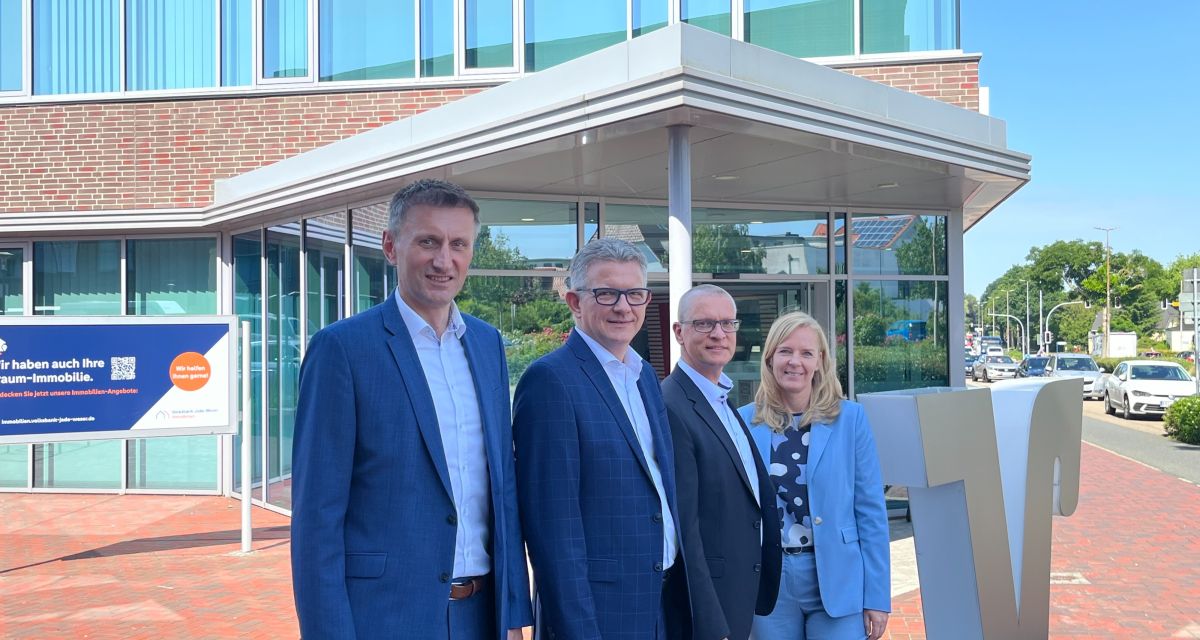 der Vorstand der Volksbank Jade-Weser (v.l.n.r. Waldemar Kelm, Andre Niemeyer (Vorstandssprecher), Peter Jongmans,  Tanja Daugill) beim Pressetermin zur ersten Vertreterversammlung der Volksbank Jade-Weser.
