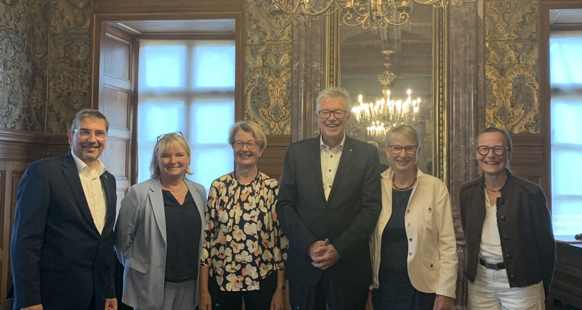 Hermann Neunaber wurde für sein 40-jähriges ehrenamtliches Engagement rund um das Schloss Jever mit der Friesland-Medaille gewürdigt. Das ist dei höchste Auszeichnung, die der Landkreis für Ehrenamtliche verleihen kann.
Zu sehen (von links): Landrat Sven Ambrosy, Dr. Antje Sander (Leiterin des Schlossmuseums Jever), Almuth Thomßen (stellvertretende Bürgermeisterin der Stadt Jever), Hermann Neunaber und seine Ehefrau Antje, und Kristine Lampe-Dreyer (Amt für regionale Landesentwicklung) im Audienzsaal im Schloss Jever.