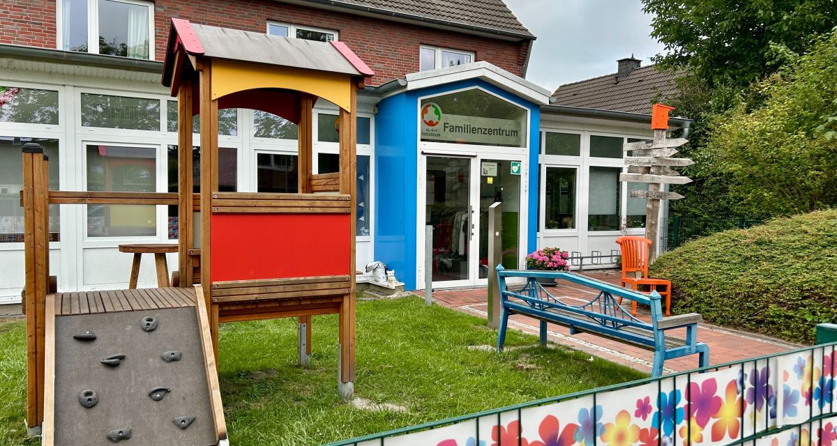 Zu sehen ist der Eingangsbereich des Familienzentrums Nord im Wilhelmshavener Stadtteil Fedderwardergroden. Im Vordergrund ist ein Klettergerät für Kinder zu sehen, dahinter die Eingangstür zum zentrum in der Posener Straße.