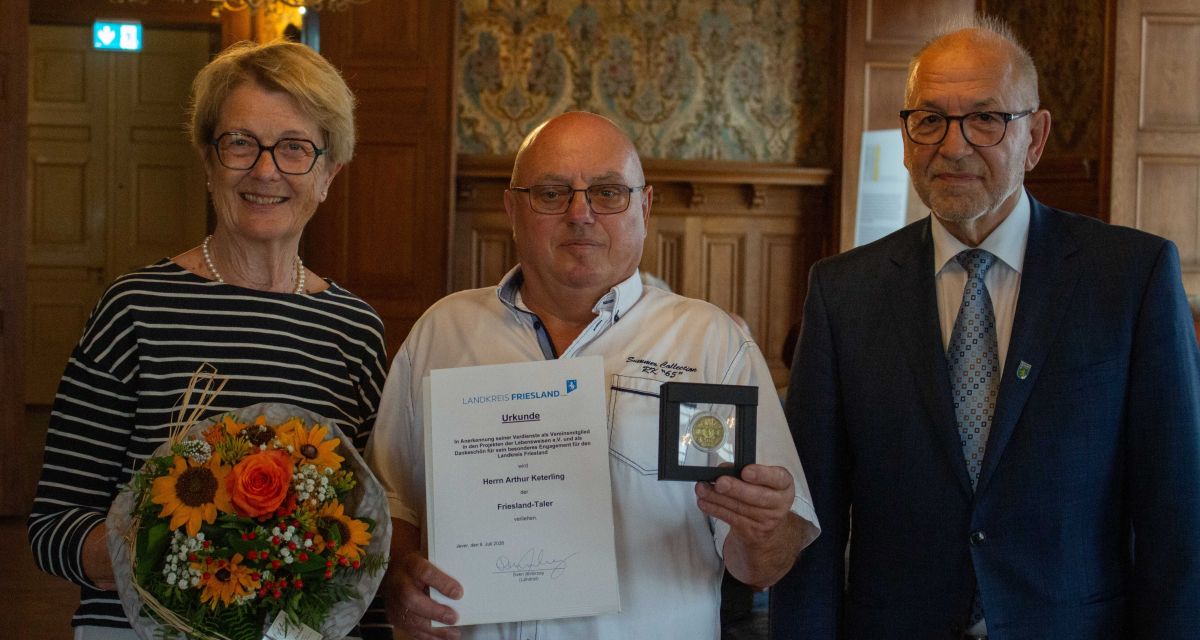 Links die stellvertretende Bürgermeisterin Jevers Almuth Thomßen, Arhur Keterling in der Mitte und rechts: Fred Gburreck, der stellvertretende Landrat von Friesland