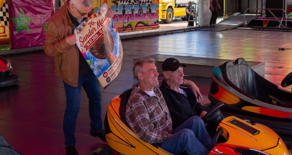 Links Sandes Bürgermeister Stephan Eiklenborg und rechts Werner Wegener und Jürgen Seelenhorst im Autoscooter