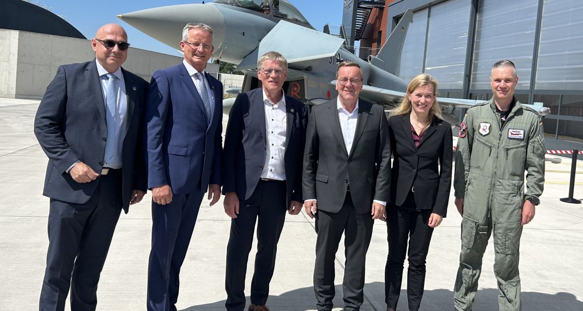 Zu sehen sind vor einem Eurofighter an einem sonnigen Tag von links
nn, Rolf Clausen (BGM WTM), NN, Bundesverteidigungsminister Boris Pistorius, Siemtje Möller (MdB), Kommodore Sebastian Fiedler