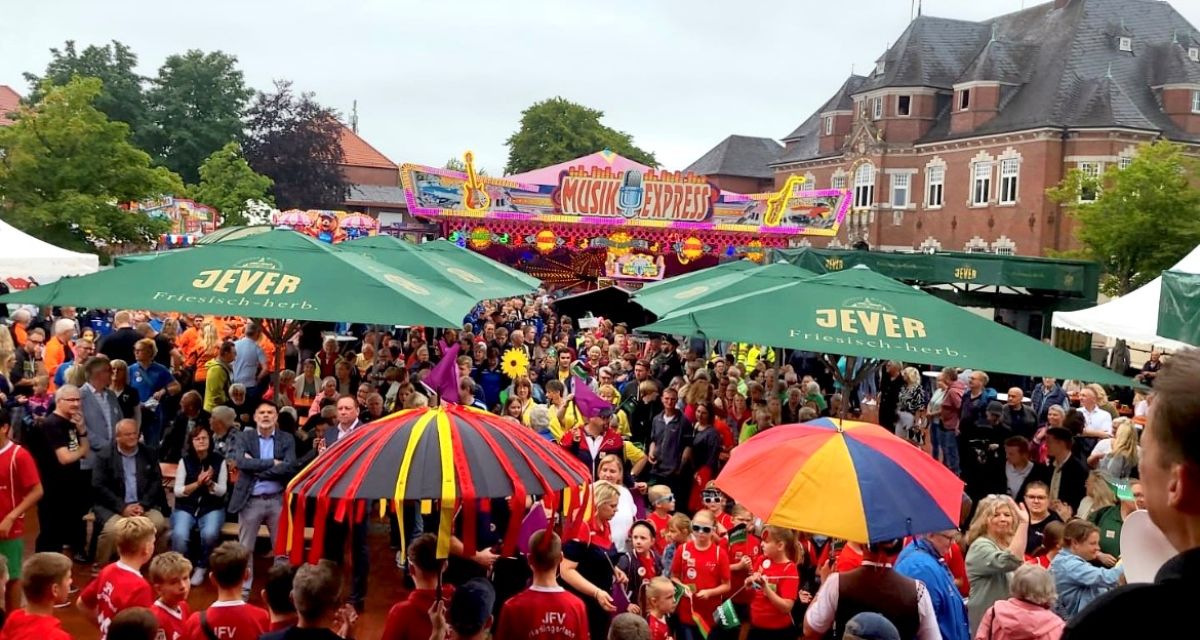 Zu sehen ist die Eröffnung des Bürgermarkts in Wittmund im Jahr 2025.