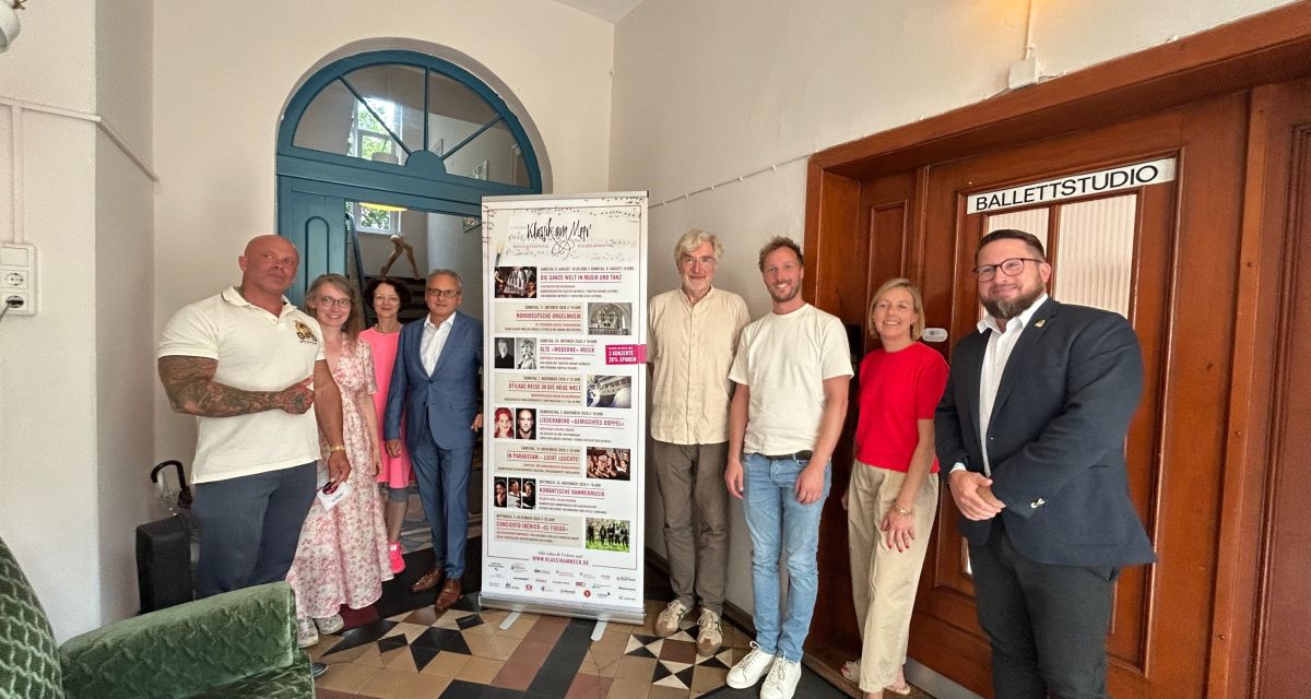 Akteur*innen und Sponsor*innen der Konzertreihe im Foyer der tanzakademie am Meer. Namen folgen.