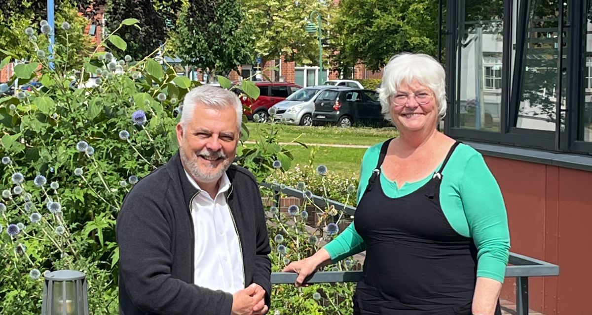 Auf dem Foto zu sehen sind Bürgermeister von Sande und Gleichstellungsbeauftragte Merle Mänz 