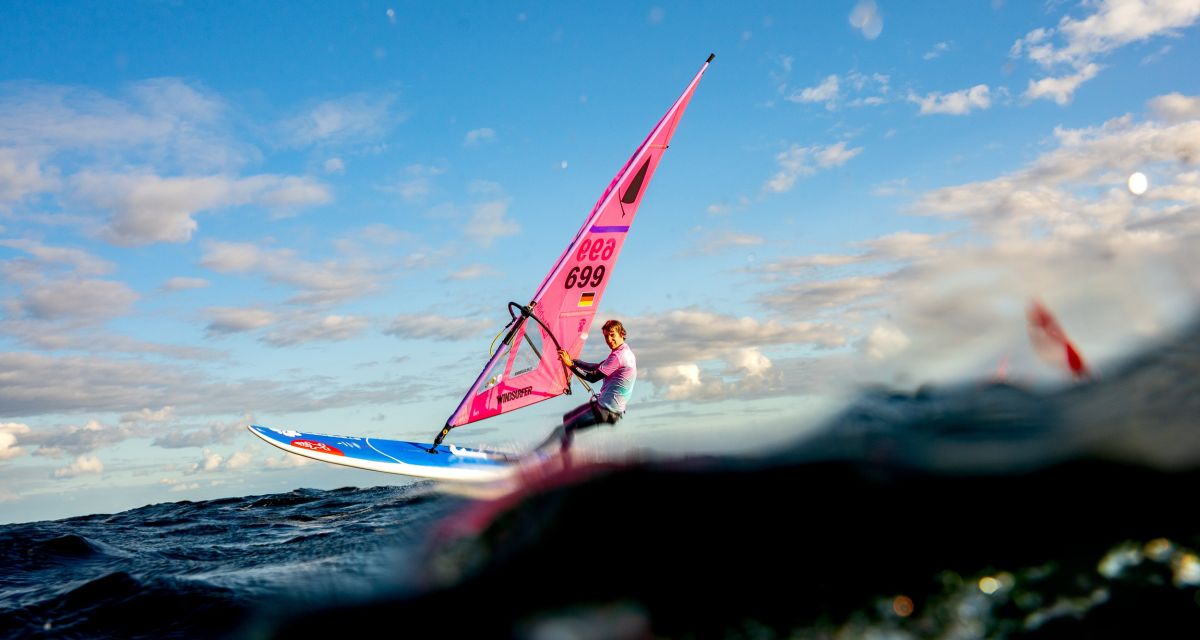 Lasse Brudek Windsurfer im Wasser bei der Europameisterschaft