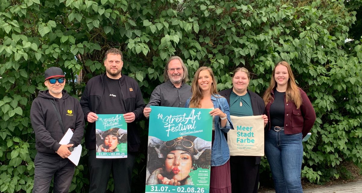 Das Programm für das StreetArt-Festival und das zeitgleich stattfindende SprayWatt-Festival 2026 in Wilhelmshaven wurde vorgestellt.
Zu sehen ist das Organisations-Team (von links): Yety, Daniel Treptow (beide SprayWatt), Christoph Ganß (City-Interessen-Verein), Nadine Ennen (Werbegemeinschaft Nordseepassage), Charleen Önal und Virginia Berg (beide WTF).