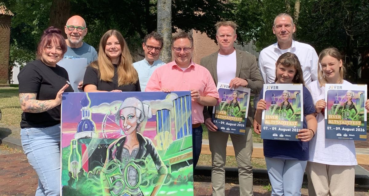 Zu sehen sind die Organisator*innen, Beteiligten und Sposor*innen vom Altstadtfest Jever. Sie präsentieren das Gemälde des Titelbildes (Künstler: Dennis Eggerichs), das im Rahmen des Festes versteigert wird. Das Altstadtfest feiert in diesem Jahr sein 50-jähriges Jubiläum.