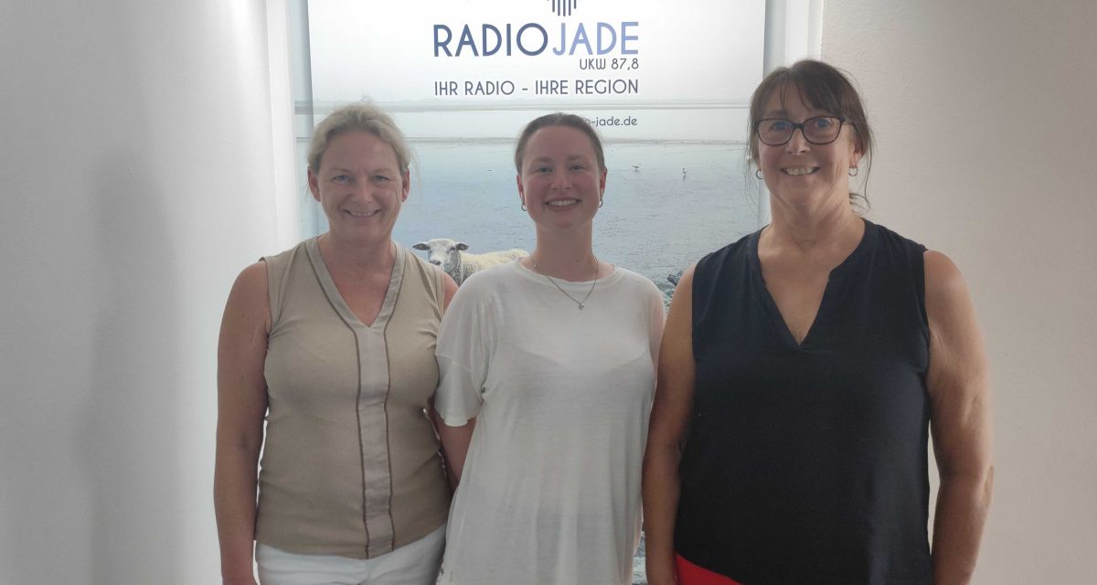 Chefärztin Dr. Alexandra König (links) und eine ehemalige Patientin Anke Berner (rechts) haben uns im Studio besucht und usn mehr über den Schilddrüsentag im Klinkum Wilhelmshaven erzählt. Hier zu sehen mit Moderatorin Amelie Friedrichs (Mitte). 