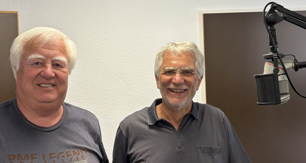 Zu sehen sind zwei freundliche ältere Herren im Radiostudio
