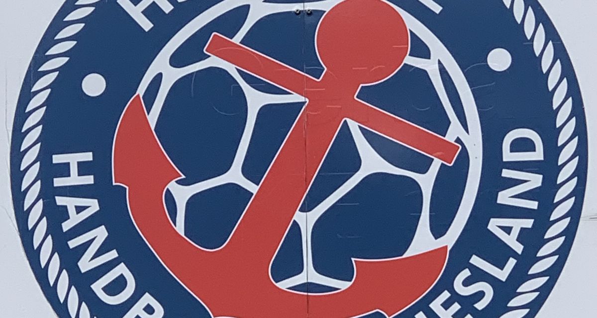 Zu sehen ist das Logo der Handballspielgemeinschaft HSG Varel. Ein weißer Handball auf blauem Grund, davor ein roter Anker. Im Kreis drumherum steht 