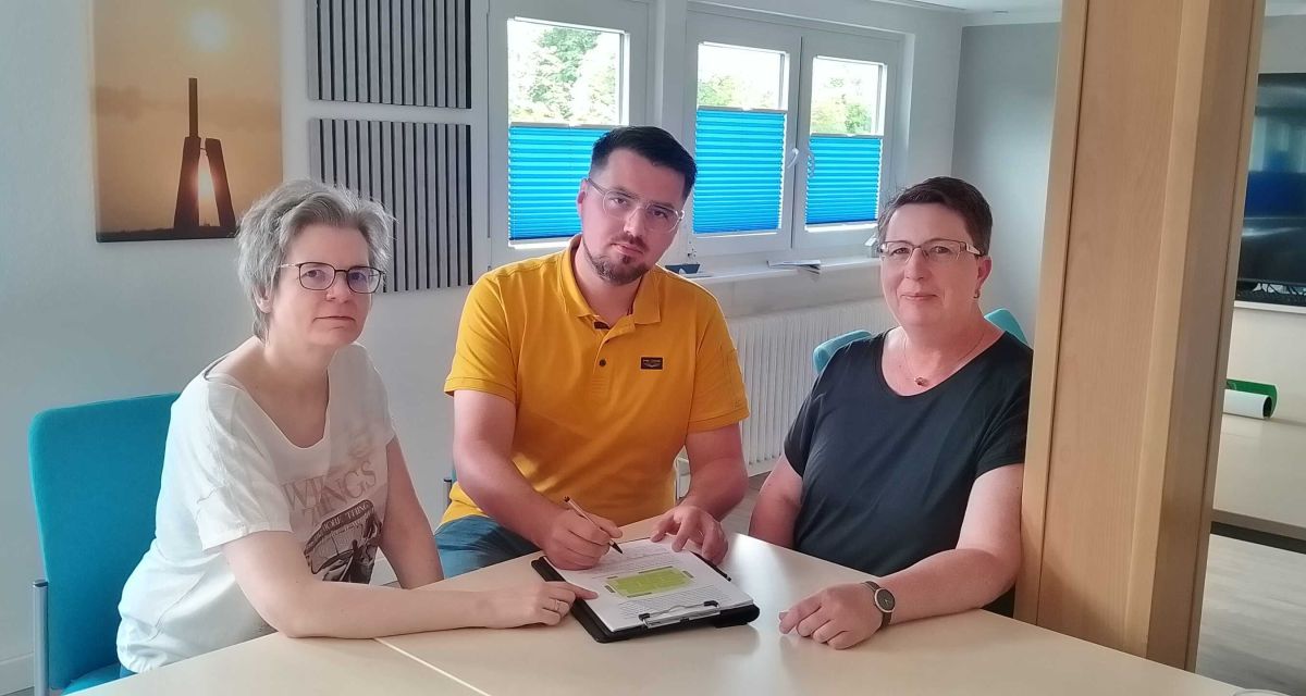 Vertreter*innen der Träger der vier Wilhelmshavener Familienzentren stellen eine Petition des Netzwerks Familienzentrumsarbeit Niedersachsen vor, die eine neue Richtlinie für die Finanzierung der Arbeit der Familienzentren erwirken soll. Von links nach rechts: Claudia Lehnort (Leiterin der Evangelischen Familienbildungsstätte Friesland-Wilhelmshaven), Alexander Witton (Caritasverband Wilhelmshaven Friesland), Tanja Kiefer (GPS Wilhelmshaven).