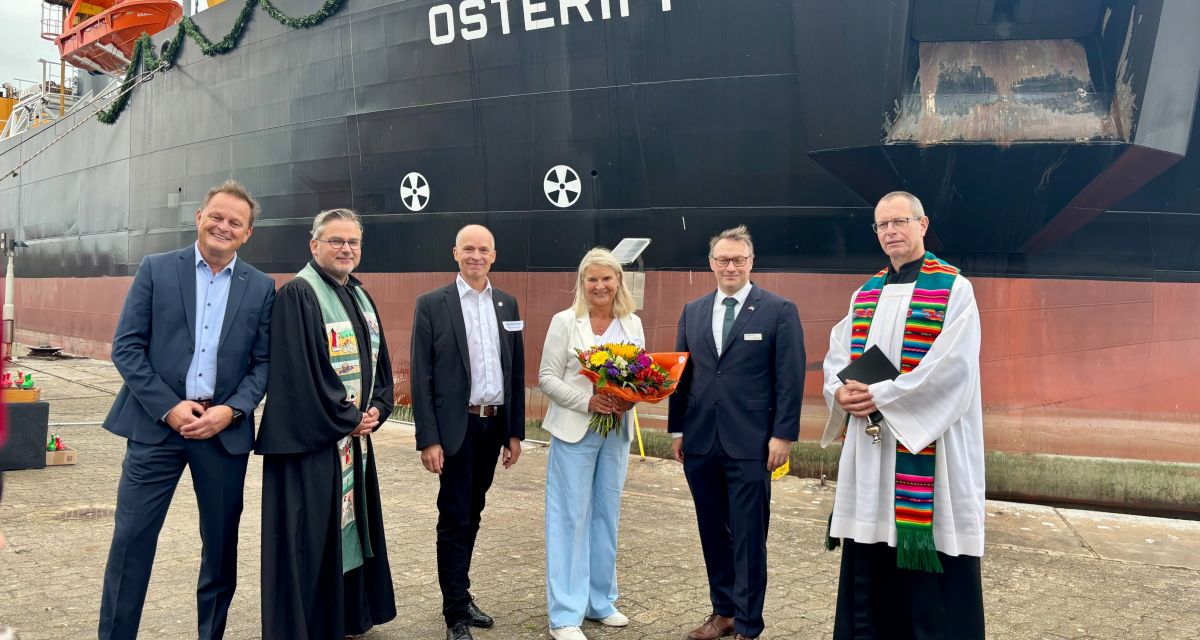 Zu sehen sind am Kai vor dem Hintergrund des just getauften Laderaumsaugbaggers Rüdiger oltmanns (WSA), Pastor Rainer Claus, Torsten Stengel (WSA), taufpatin Anke leue (GDWS), nils Moser (Blohm und Voss und Pfarrer Andreas Bolten