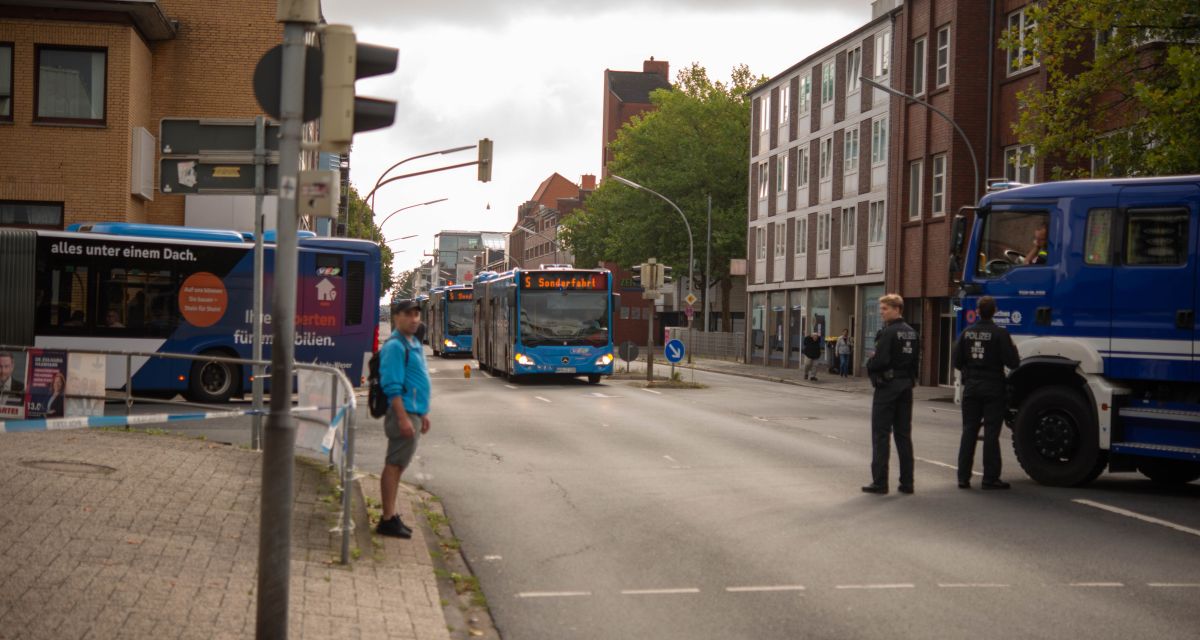 Die Kreuzung Grenzstraße/Peterstraße bei der Evakuierung wegen einer Weltkriegsbombe. Viele Busse und Polizisten, die die Kreuzung abspressen