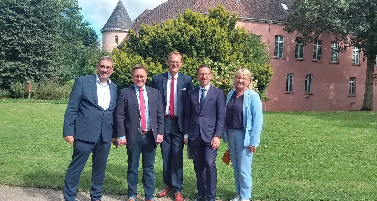 Die künftige Förderung von 250.000 Euro p.a. durch das Land Niedersachsen für das Schloss Jever wird vorgestellt. Im Schlosspark mit dem Schloss im Hintergrund stehen (von links nach rechts): Sven Ambrosy (Landrat Friesland), Jan Edo Albers (Bürgermeister Jever), Niels Juister (Landesamt für Denkmalschutz), Falko Mohrs (Niedersächsischer Minister für Kultur und Wissenschaft), Dr. Antje Sander (Leiterin Schlossmuseum Jever).