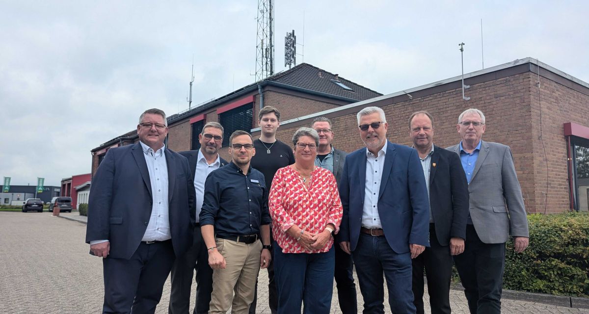 Die Sirenen im Landkreis Friesland wurden in Betrieb genommen. Auf dem Bild zu sehen sind die Verantwortlichen aus dem Landkreis vor der Feuerwehrtechnischen Zentrale in Jever.
Von links: Mario Szlezak (Bürgermeister Wangerland), Landrat Sven Ambrosy, Timo Tetz, Timo Dorn (beide Landkreis Friesland, Fachbereich Ordnung), Anke Kück (stellvertretende Bürgermeisterin Varel), Olaf Oetken (Bürgermeister Zetel), Stephan Eiklenborg (Bürgermeister Sande), Thorsten Krettek (Bürgermeister Bockhorn), bernd Niebuhr (Dezernatsleiter Recht und Ordnung beim Landkreis Friesland).
