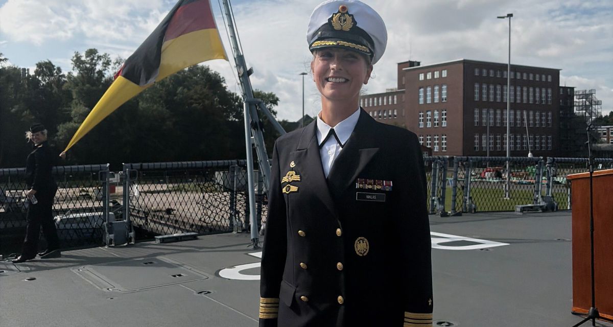 Zu sehen ist Fregattenkapitän Ute Niklas. Sie ist die erste Frau an der Spitze einer Fregatte der Deutschen Marine. Sie hat am 15. September 2026 das Kommando über die