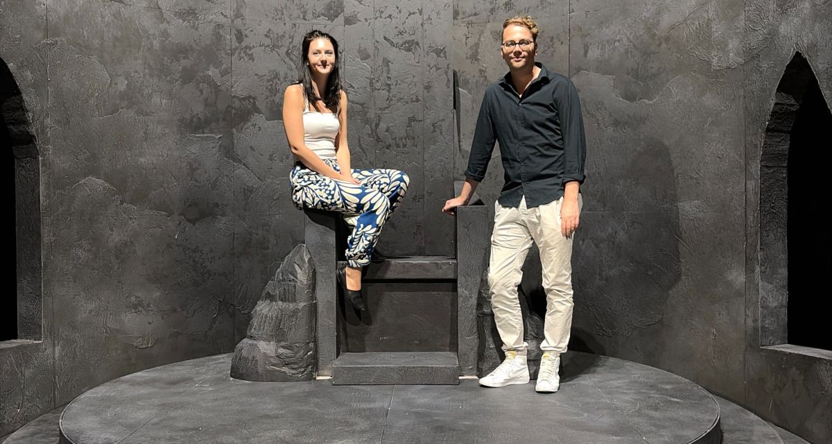 Nicola Bremer und Wiebke Heeren vor dem Bühnenbild für das Theaterstück Macbeth. 