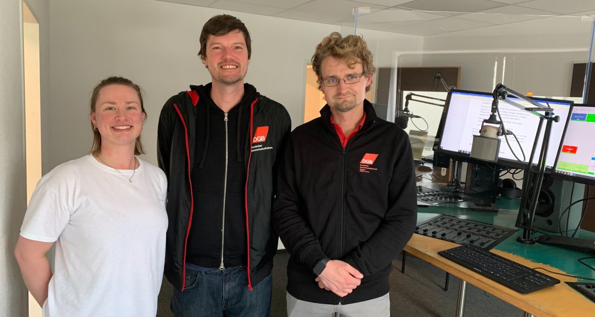 Der Deutsche Gewerkschaftsbund lädt zum bundesweiten Aktionstag am 26. September 2026 ein. Dazu haben uns John Matthies (Mitte) und Marco Bünger (rechts) vom DGB im Studio besucht. (zu sehen mit Moderatorin Amelie Friedrichs, links).