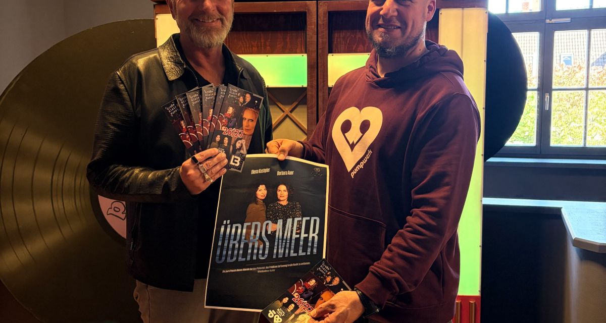 Landesbühnenintendant Olaf Strieb und Mirco Wenzel vom Pumpwerk halten Flyer der großen Kleinkunst und der Landesbühne in die Kamera