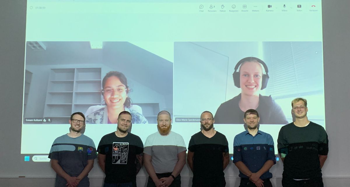 Zu sehen sind die Organisatoren und die Teilnehmenden des siebten Science Slams in Wilhelmshaven.
Von links, vorne: Dr. Moritz Mennenga (NWDUG), Heiko Schmidt, Bernd Haller, Robin Battenberg, Benedikt Wiggering (Nationalparkverwaltung Wattenmeer), Philipp Apel.
Von links (hinten): Sonam Kulkani und Elisa-Marie Speckmann.
Es fehlt David Onnen.