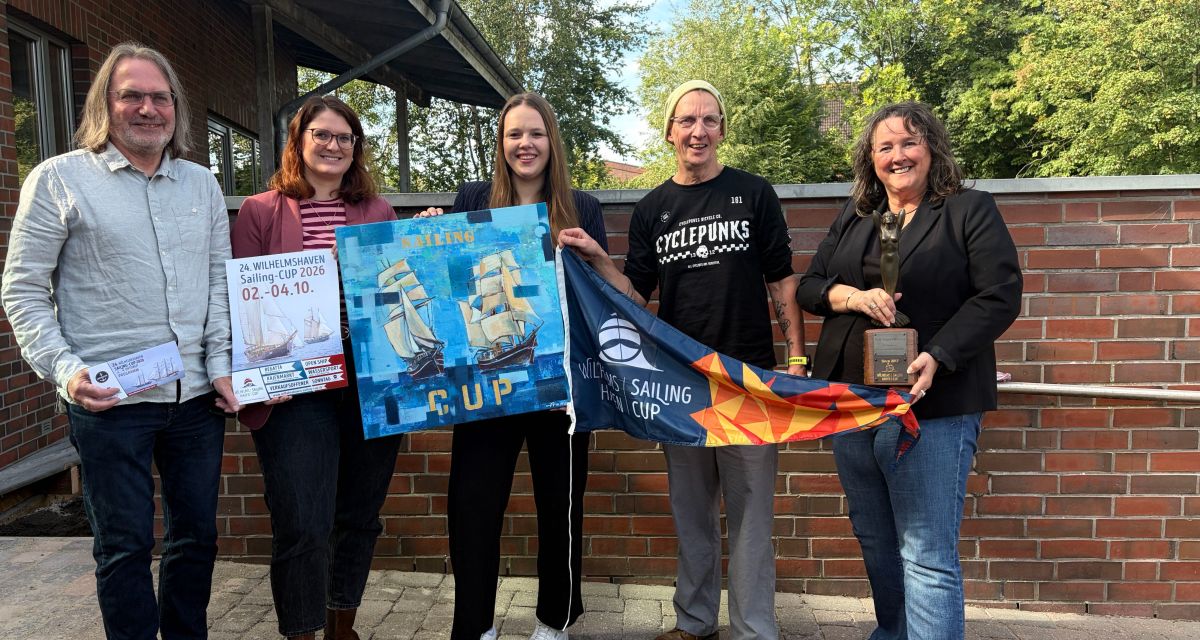 Vor einer Backsteinwand im Freien stehen mit Plakaten zum Sailing Cup Christoph Ganß (CIV), ; Janina Onken (WTF), Virginia Berg,Marco Theiß, Heike Gorath (WTF)