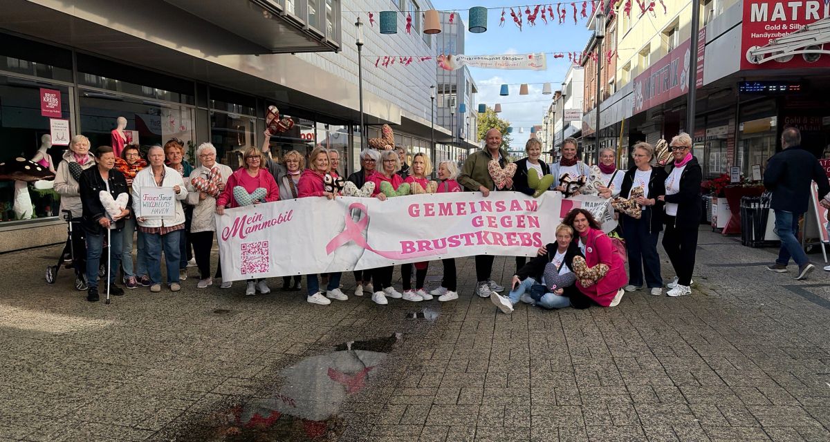 Zu sehen ist das Organisations-Team vom Pinktober, dem internationen Brustkrebsmonat. Außerdem die Initiative