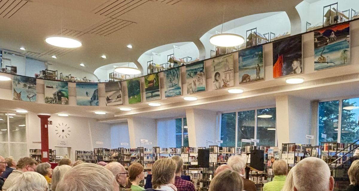 Lesesaal der Stadtbilbliothek Wilhelmshaven bei einer Veranstaltung mit 12 gleichgroßen großformatigen Bildern an der Ausseseite de rBalustrade des Obergeschosses.