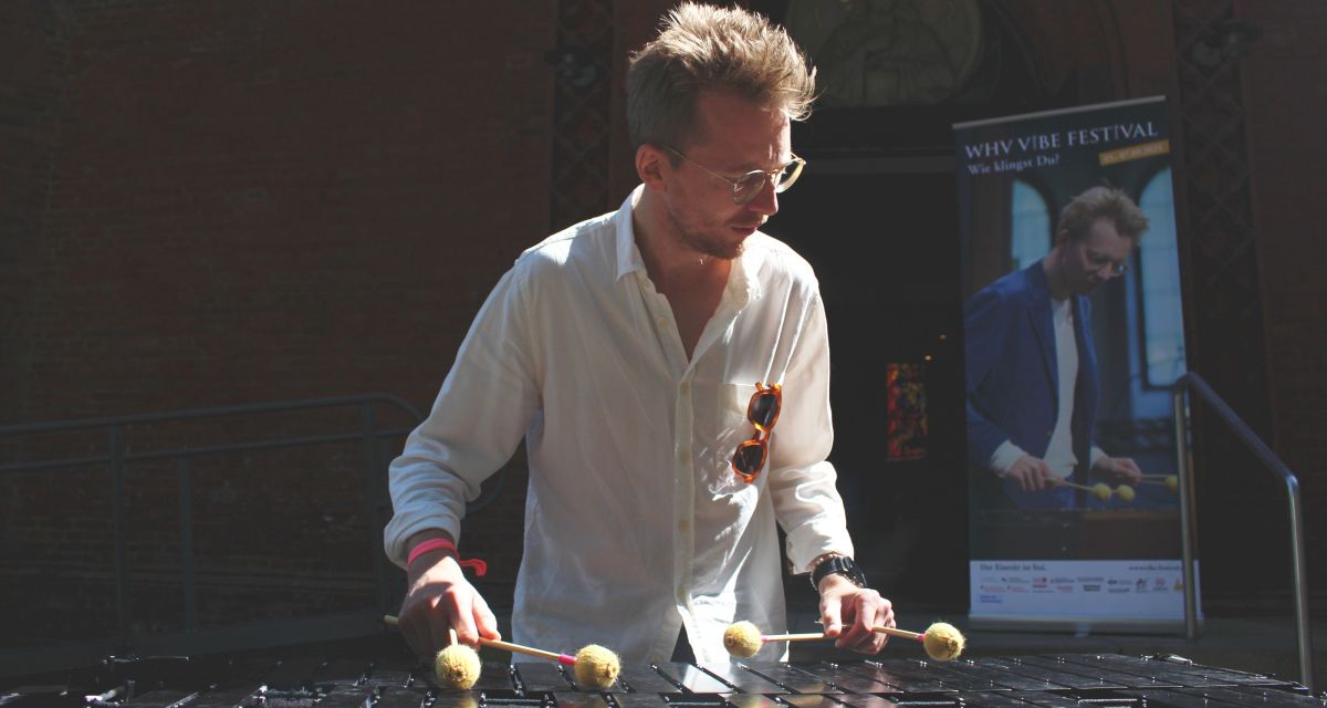 Hauke Renken spielt das Vibraphon vor der Christus- und Garnisonkirche in Wilhelmshaven. Vom 5. bis zum 7. September findet das 5. Vibraphon Festival statt, mehr als 100 Musikerinnen werden an verschiedenen Locations Konzerte geben.