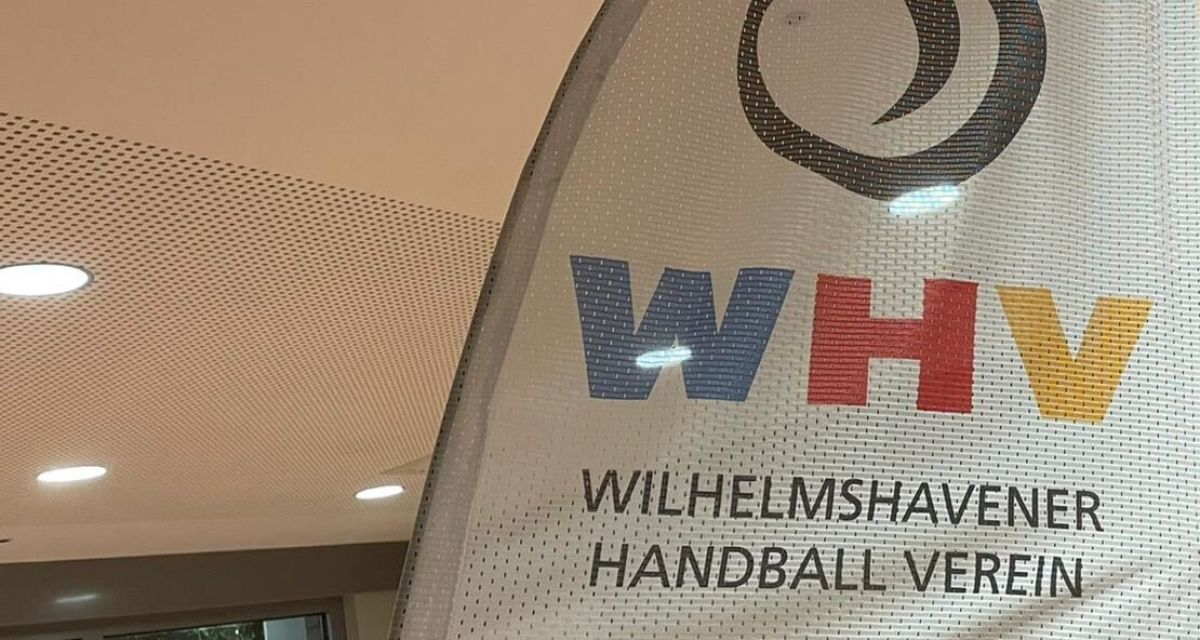 Zu sehen ist eine Beachflag, auf der das Logo und Motto des Wilhelmshavener Handballvereins zu sehen ist.