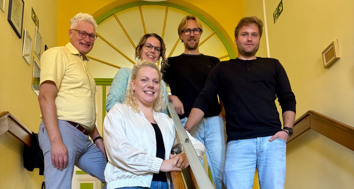 Im Treppenhaus der Schule an der deichbrücke stehen v.l. Claas Ohnesorge (Stellv. GF GPS), Tabea meinecke (GPS), Sebastian Wessels (Leiter TBS Upjever), Thoro Opitz (leiter Schule an der Deichbrücke), vorn Friederike Schloth (GPS)
