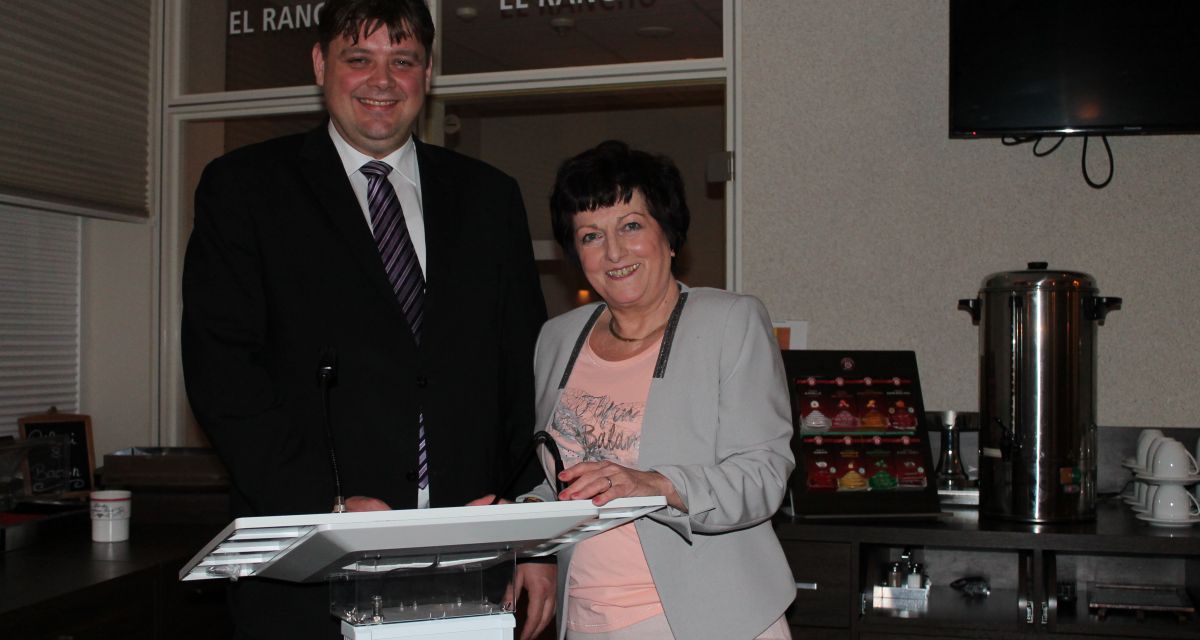 Zu sehen sind Jens Nacke (MdL) und Brigitte Kunze (Vorsitzende der Frauen Union).